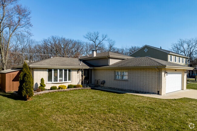 Palos Hills has got your classic brick rancher covered.