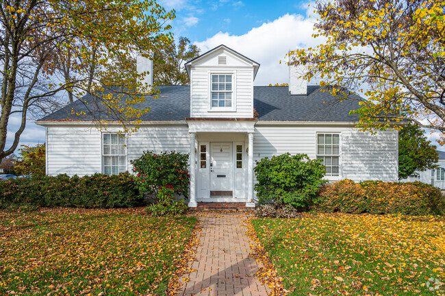 Oxford's Miami University is home to this colonial ranch.