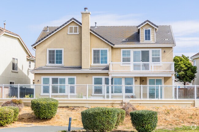 Bayfront homes are ubiquitous in New Pacific.