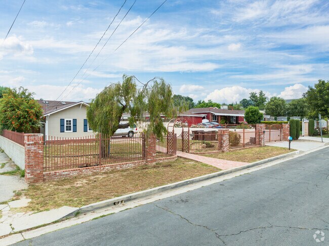 A number of ranch-style homes line this street in Chatsworth.