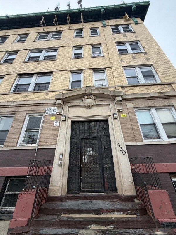 133 Pennsylvania Ave unit 3, Newark, NJ 07114 - photo 1