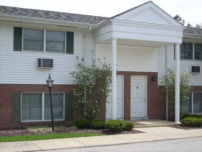 Grove Manor Apartments, Middlefield, OH 44062 - photo 4
