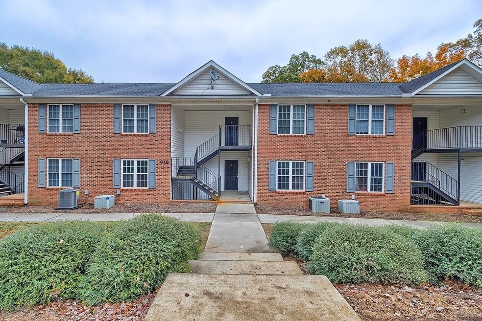 4 bed/4 bath Off-Campus Apartments, Clemson, SC 29631 - photo 1
