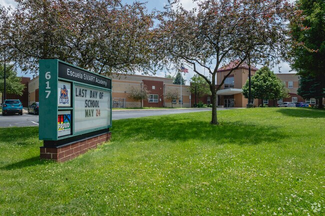 Escuela SMART Academy welcomes the public.