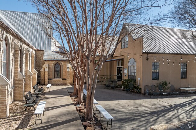 Calvary Episcopal School has an outdoor courtyard that students can enjoy during breaks.