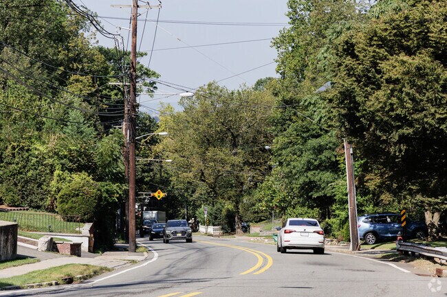 Fort Lee Road is a direct route to the George Washington Bridge and New York City.