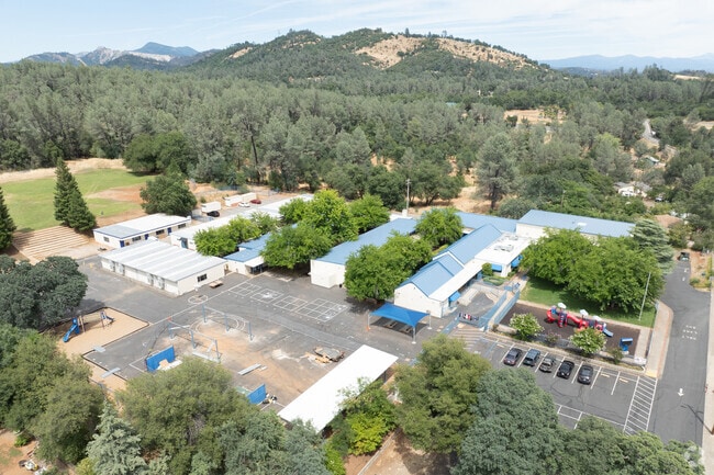 Grand Oaks Elementary School gets an overall C+ grade from Niche.