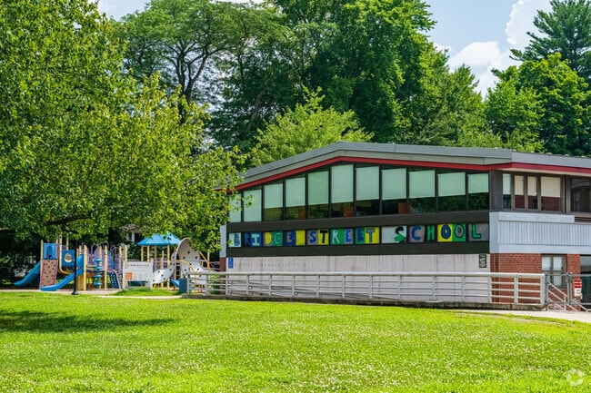 Bridge Street School student-teacher ratio is 10:1