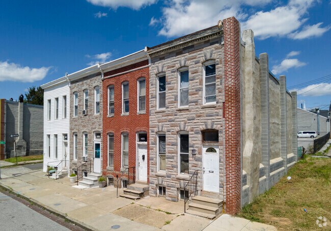 Some homes in Biddle Street have short front stoops.