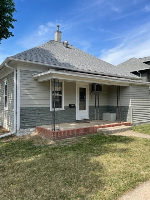 325 7th St SW, Le Mars, IA 51031