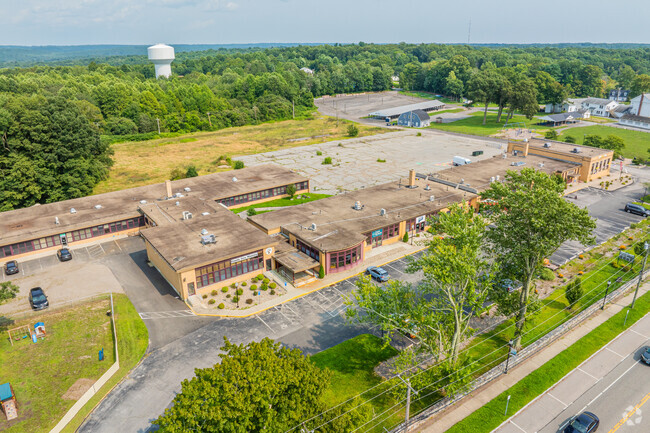 Ledyard Center School is conveniently located in the middle of Ledyard, CT.