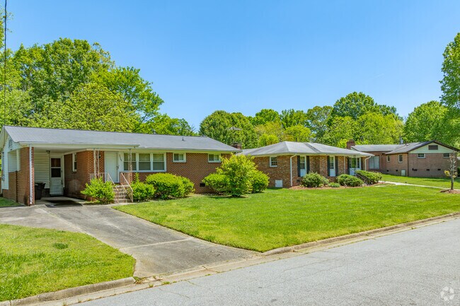 Brick ranch homes are common in Benbow Park.