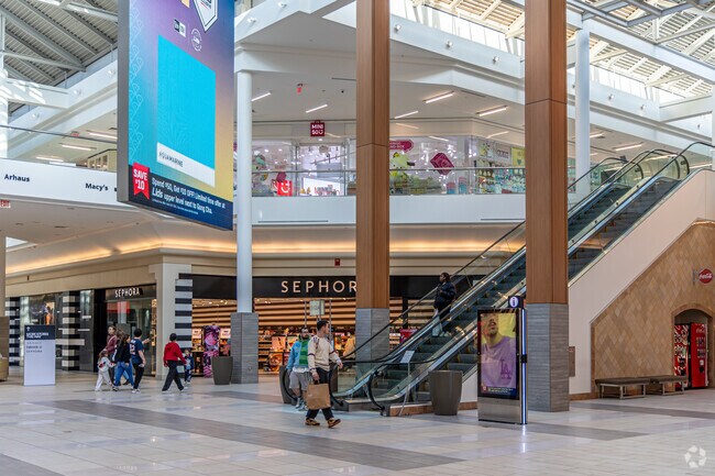 Woods Corner is just a short 5 minute drive from Burlington Mall, one of the largest mall's in the state.