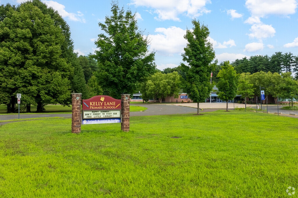 Kelly Lane Primary School is a public school located in Granby, CT.