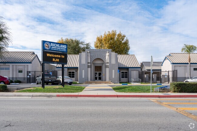 The student population of Richland Junior High is 675 and the school serves 7-8.