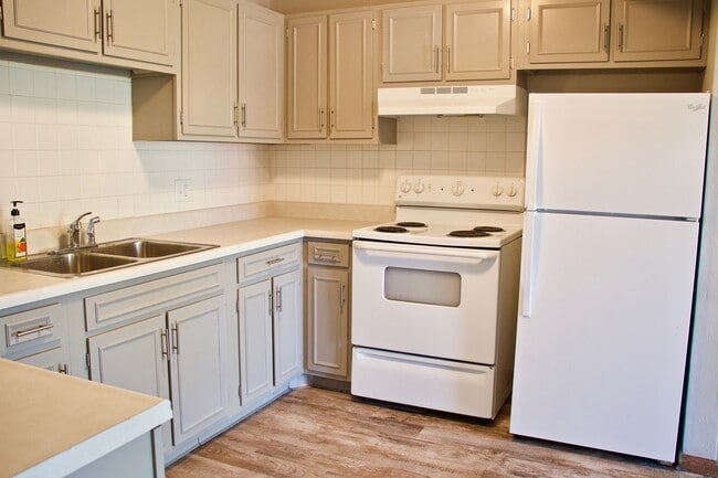 3408 N Ten Mile Dr unit 5, Jefferson City, MO 65109 - photo 2
