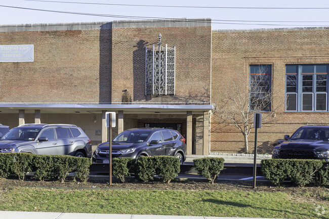 Trinity Elementary School is an above average, public school with 834 students.