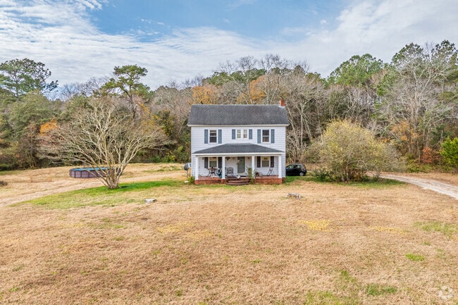 The rural homes of Parsonsburg frequently enjoy lots of open space.
