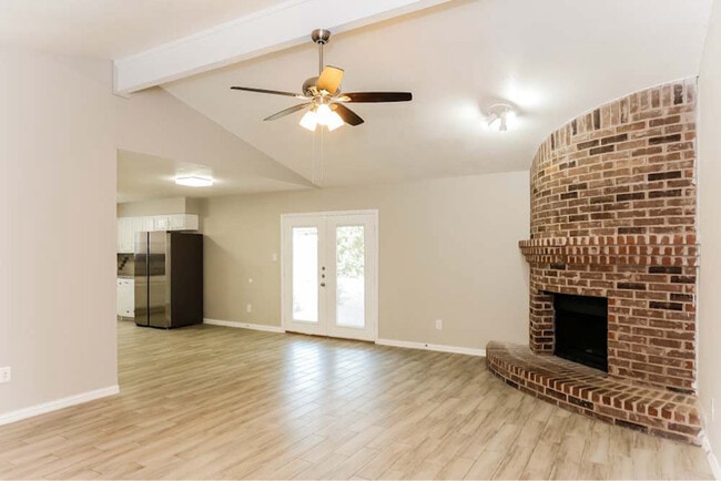 6227 Hott Springs Dr, Arlington, TX 76001 - photo 2