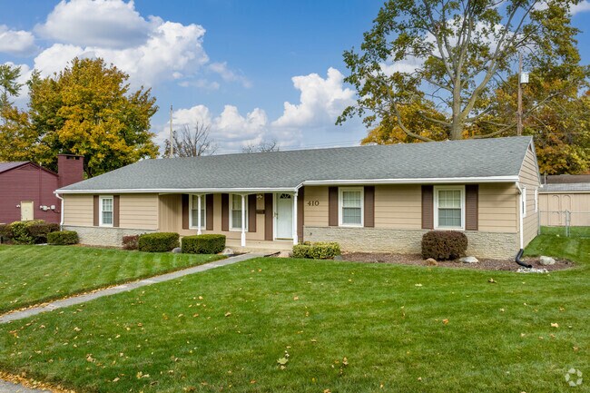 There are ranch homes with covered front entries in Lincolnshire.