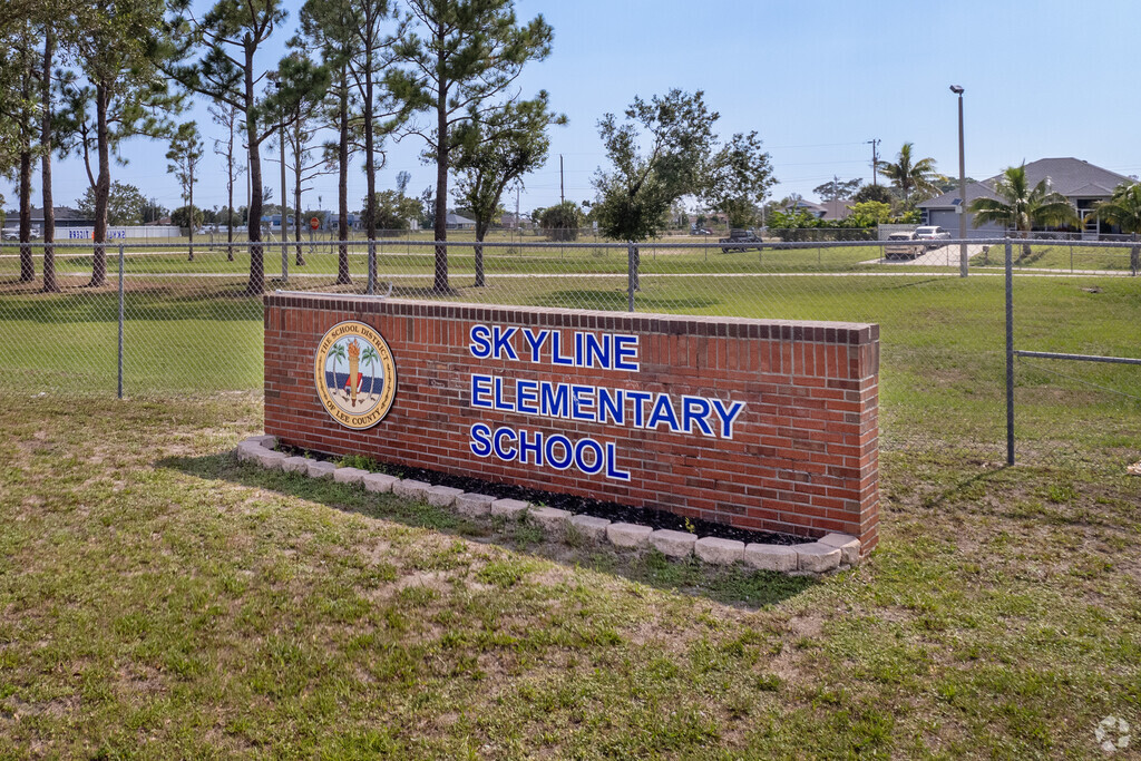 Skyline Elementary School in Cape Coral has a student to teacher ratio of 15:1 with 903 students