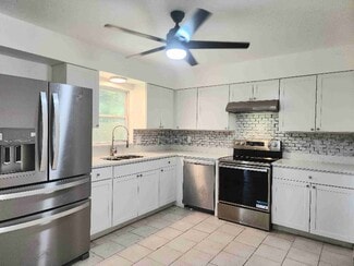 6407 2nd Ave NE, Bradenton, FL 34208