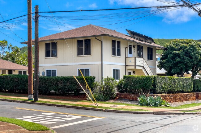 Kaimuki's homes often feature spacious yards and gardens.