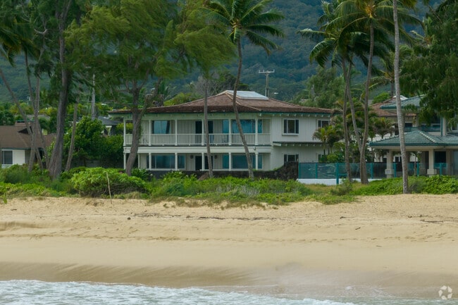 Locals can wake up to panoramic ocean views from their Waimānalo home.
