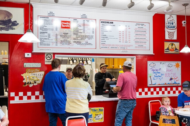 Crumbly Burger is a classic-style diner that serves hot dogs, onion rings and soft-serve ice cream in Ashland.
