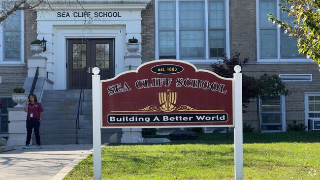 Sea Cliff Elementary School has approximately 331 students..