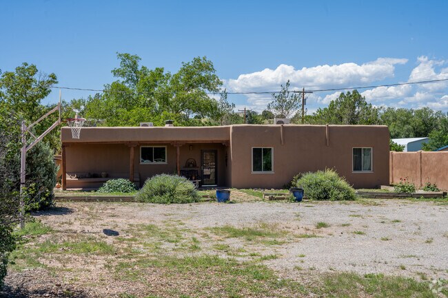 Pueblo homes are common in Cuyamungué.
