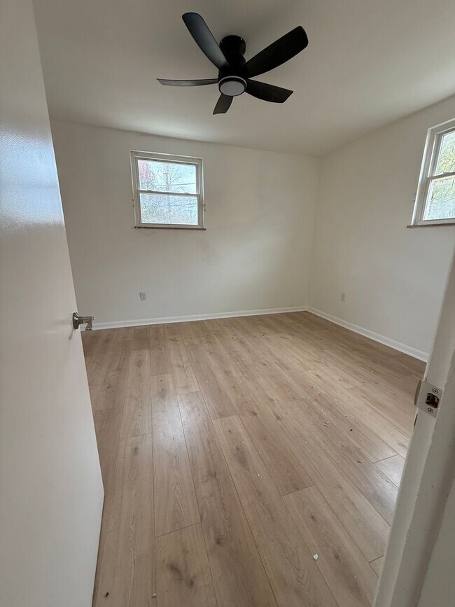 17927 Lakeshore Boulevard, Cleveland, OH 44119 - photo 3