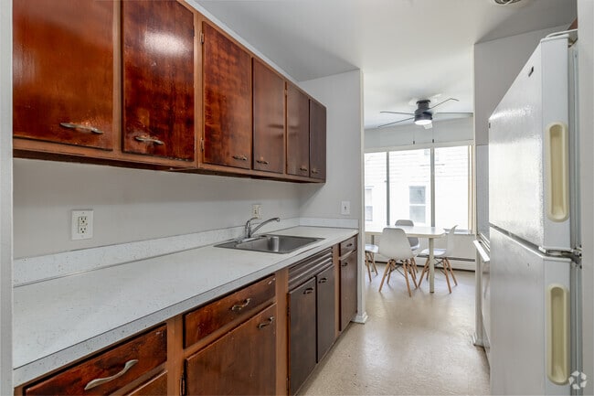 2BR, 1BA - 800SF - Kitchen