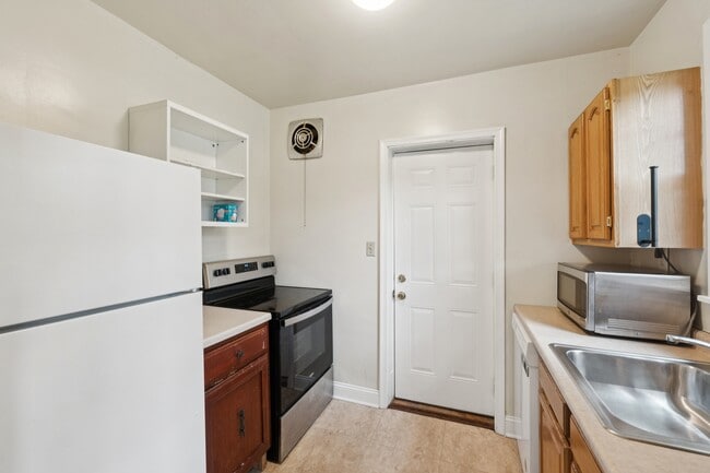 4811 Calvert Rd, College Park, MD 20740 - photo 3