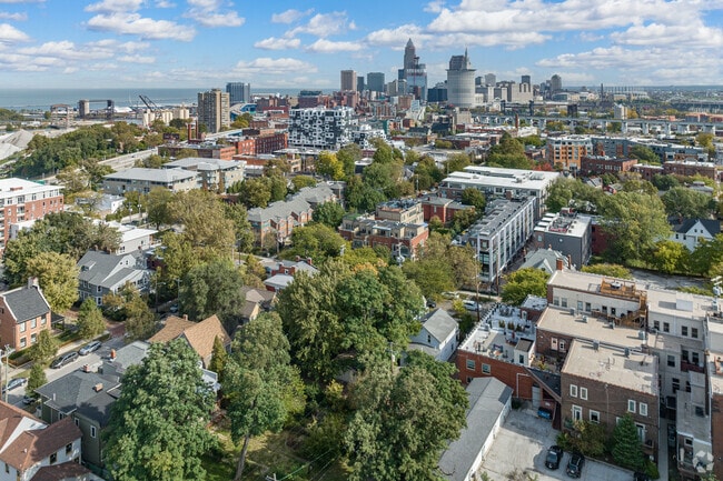 Hingetown residents have easy access to a wide variety of amenities.