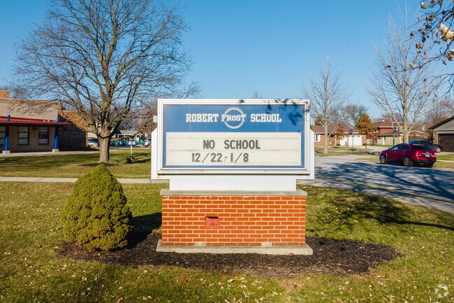 Robert Frost Elementary has a student teacher ratio of 12 to 1.