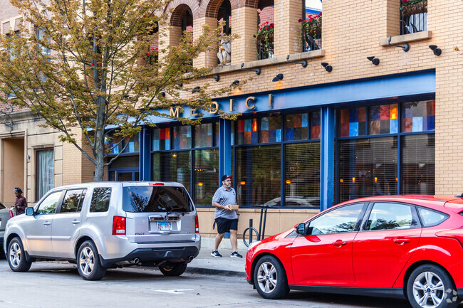 Maple Wood residents can grab a bite at Medici for fine Italian dishes.