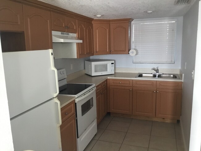 9375 Fontainebleau Blvd unit L422, Miami, FL 33172 - photo 5