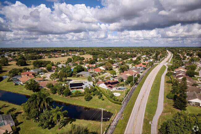 Shoping, dining, and greats schools are never far in Greenview Shores of Wellington.