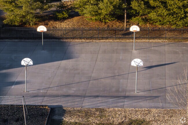 Franklin Elementary School has basketball courts near the school.