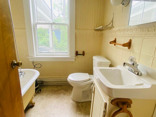 16 Union St, Claremont, NH 03743 - photo 4