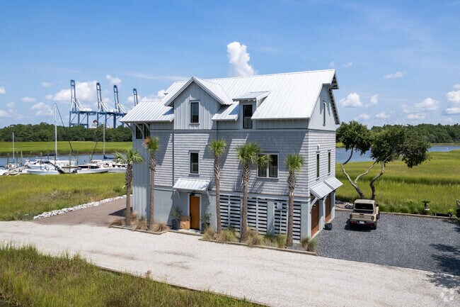 Gorgeous craftsman style homes are found at Hobcaw Point in Mount Pleasant.