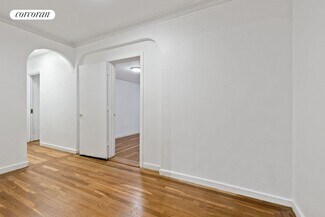 305 W 52nd St, New York, NY 10019