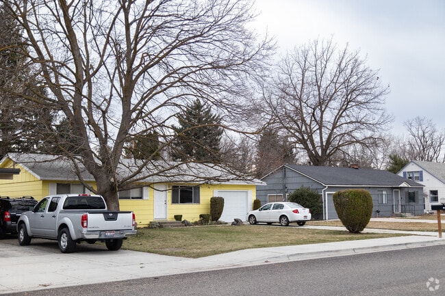 Single story ranch layouts are common in Vista.