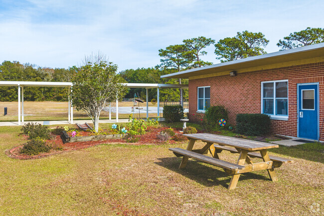 Hollinger's Island Elementary-outdoor break area
