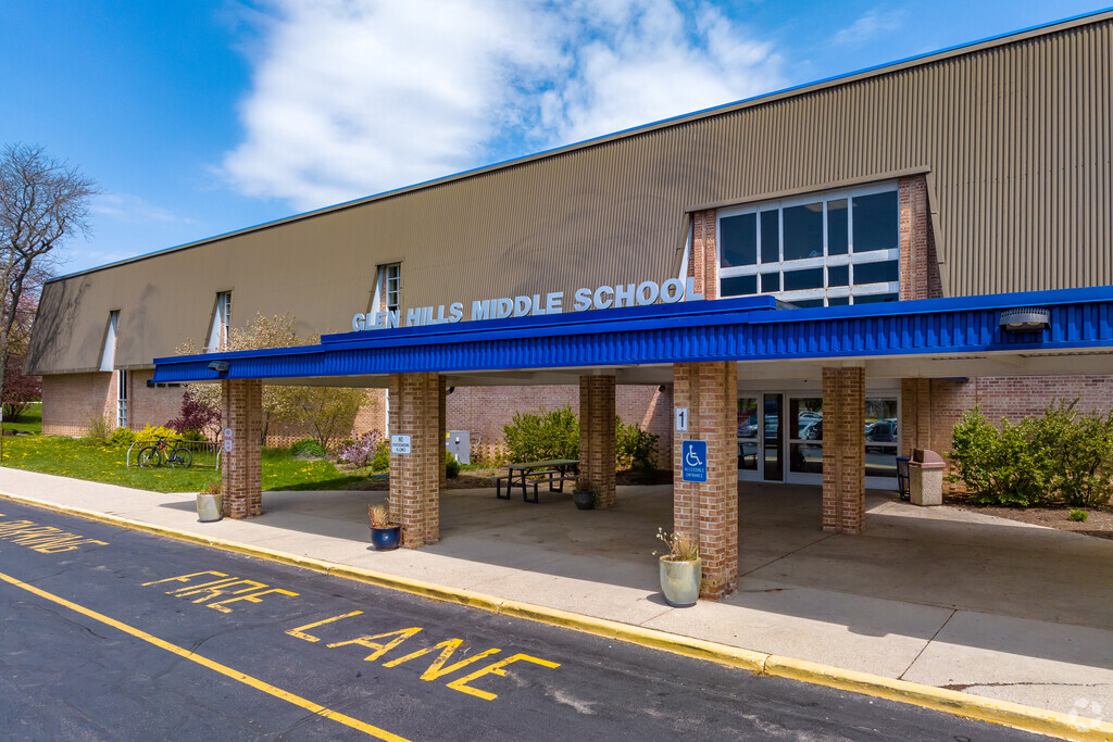 The entry of Glen Hills Middle School in Glendale.