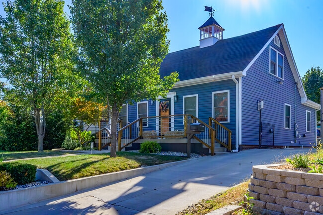 Sunnyside has a selection of cottages along Union St.