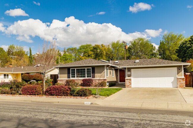 Birdland homes feature manicured landscapes.