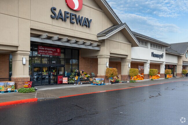 Safeway offers groceries and walk‑in flu shots in Fisher’s Village‑Orchards.