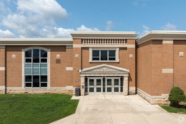 Maple Crest Middle School has students in 6-8th grades.